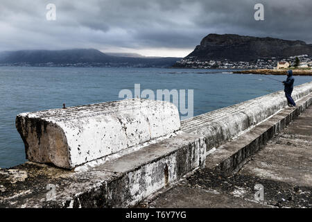 Angeln auf dem Kalk Bay Harbour Breakwater, 1919 gebaut, auf Südafrika der False Bay Küste in der Nähe von Kapstadt, Südafrika. Stockfoto