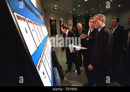 Präsident George W. Bush mit Blick auf die neu erstellte Liste der meistgesuchten Terroristen mit FBI (FBI) Direktor Robert Mueller am Hauptsitz der Agentur in Washington, DC, 10. Oktober 2001. Mit freundlicher Genehmigung der nationalen Archive. () Stockfoto