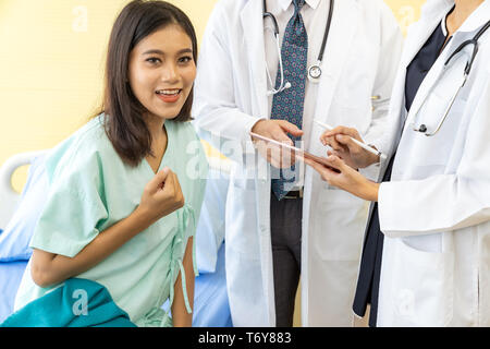 Arzt erklären, Behandlung von Patienten Stockfoto