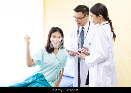 Arzt erklären, Behandlung von Patienten Stockfoto