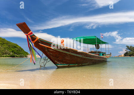 Traditionelle thailändische lange Boot am Strand günstig Stockfoto