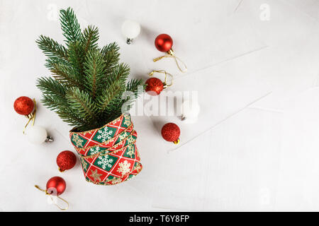 Kleine geschmückten Weihnachtsbaum mit Glocken Stockfoto