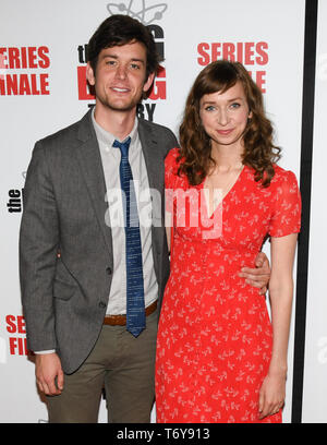 Mai 1, 2019 - MIKE SCHLOSS UND LAUREN LAPKUS nimmt an den Urknall Theoryâ €™ S-Serie Finale Party im The Langham Huntington. (Bild: © Billy Bennight/ZUMA Draht) Stockfoto