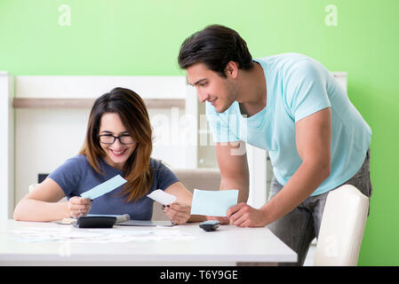 Junge Familie kämpfen mit Personal Finance Stockfoto