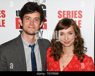 Mai 1, 2019 - MIKE SCHLOSS UND LAUREN LAPKUS nimmt an den Urknall Theoryâ €™ S-Serie Finale Party im The Langham Huntington. (Bild: © Billy Bennight/ZUMA Draht) Stockfoto