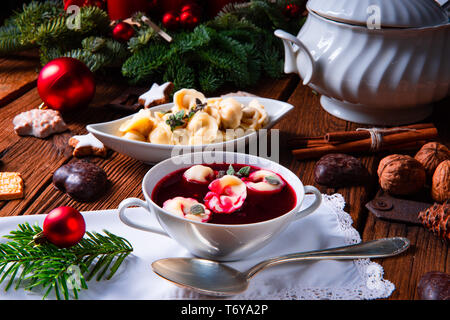 Weihnachten Rote-Bete-Suppe - borschtsch mit kleinen Knödel Stockfoto