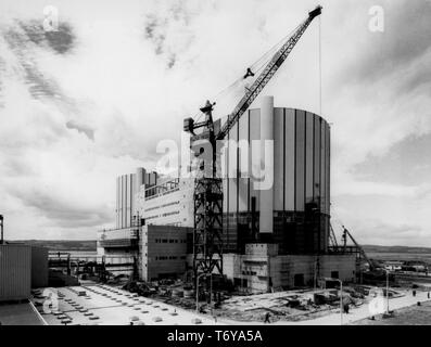 Schrägansicht des Kernkraftwerk Oldbury, mit einem Kran in den Vordergrund, South Gloucestershire, England, 1967. Mit freundlicher Genehmigung des US-Ministeriums für Energie. () Stockfoto