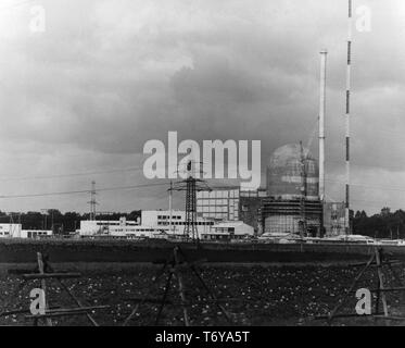 Weite Einstellung auf das des Kernkraftwerks Gundremmingen, durch die Kernkraftwerk Gundremmingen GmbH, Gundremmingen, Deutschland, 1967 betrieben. Mit freundlicher Genehmigung des US-Ministeriums für Energie. () Stockfoto