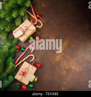 Weihnachtsdekoration mit Zuckerstangen Stockfoto