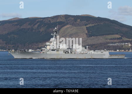 USS Schwer (DDG-107), ein Zerstörer der Arleigh-Burke-Klasse durch die US Navy betrieben, vorbei an Gourock zu Beginn der Übung gemeinsame Krieger 19-1. Stockfoto