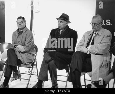 Drei Männer (von links nach rechts, Fermilab Regisseur Robert Wilson, Glenn Seaborg, Chemiker und Physiker Gerald Tape) sitzen auf Klappstühlen auf einem Lautsprecher ' Plattform, Batavia, Illinois, 1968. Mit freundlicher Genehmigung des US-Ministeriums für Energie in den Vereinigten Staaten. () Stockfoto
