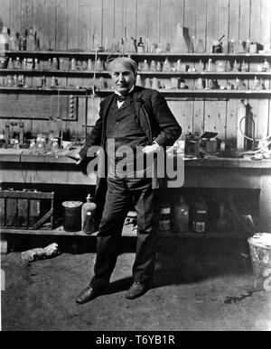 In voller Länge Frontalansicht des amerikanischen Erfinder Thomas Edison, vor einem Becherglas ständigen gesäumt, in seinem Labor, Menlo Park, New Jersey, 1880. Mit freundlicher Genehmigung des US-Ministeriums für Energie. () Stockfoto