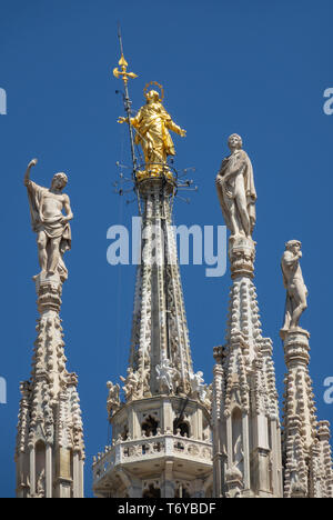 Statuen auf dem Dach der Kathedrale in Mailand Stockfoto