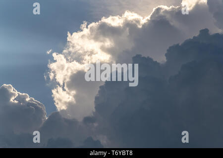 Der dramatische Wolken in den frühen Morgenstunden Stockfoto