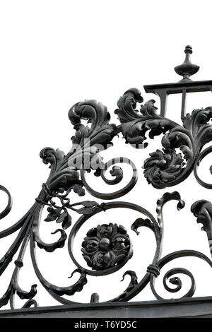 Iron Gate Detail der historischen Gebäude der Universität Harvard, isoliert auf weißem Stockfoto