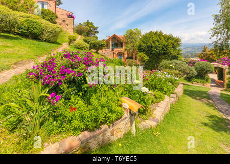 Häuser mit Garten in Kolumbien Stockfoto