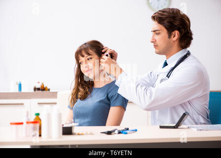 Patienten mit Hörproblem besuchen Arzt otorhinolaryngologi Stockfoto
