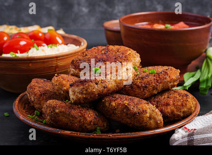 Saftige köstliche Fleisch Schnitzel auf einen dunklen Tisch. Russische Küche. Stockfoto