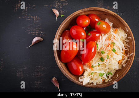 Marinierte, Sauerkraut mit eingelegten Tomaten und Zwiebeln. Ansicht von oben Stockfoto