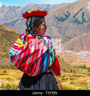 Eine Quechua einheimische Frau über das Heilige Tal der Inka, die in der archäologischen Stätte von Tipon, Anden, Cusco, Peru. Stockfoto