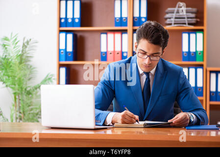 Junge Mitarbeiter, die im Büro Stockfoto
