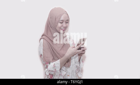 Portrait von asiatischen muslimische Frau mit Kopftuch oder hijab Sie Ihr Smartphone unter selfie, Anruf- und Videokonferenz - Bild Stockfoto