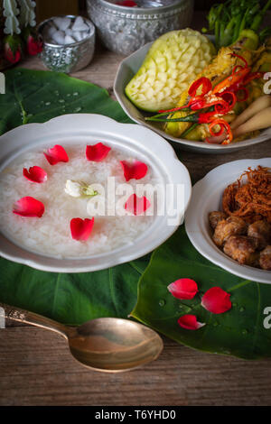 Khao-Chae, gekochten Reis getränkt in Eiswasser in die weiße Schüssel und gegessen mit den üblichen Ergänzenden Essen und zum Dekorieren von blühenden, duftenden Wasser. Stockfoto