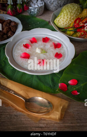 Khao-Chae, gekochten Reis getränkt in Eiswasser in die weiße Schüssel und gegessen mit den üblichen Ergänzenden Essen und zum Dekorieren von blühenden, duftenden Wasser. Stockfoto