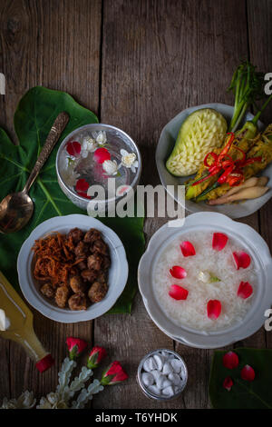 Khao-Chae, gekochten Reis getränkt in Eiswasser in die weiße Schüssel und gegessen mit den üblichen Ergänzenden Essen und zum Dekorieren von blühenden, duftenden Wasser. Stockfoto