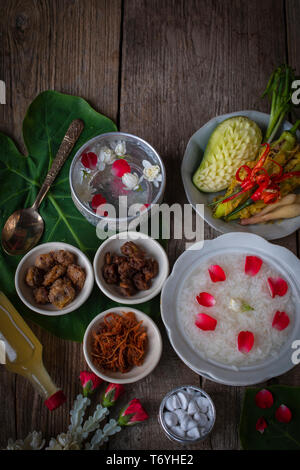 Khao-Chae, gekochten Reis getränkt in Eiswasser in die weiße Schüssel und gegessen mit den üblichen Ergänzenden Essen und zum Dekorieren von blühenden, duftenden Wasser. Stockfoto