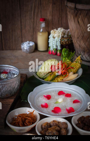 Khao-Chae, gekochten Reis getränkt in Eiswasser in die weiße Schüssel und gegessen mit den üblichen Ergänzenden Essen und zum Dekorieren von blühenden, duftenden Wasser. Stockfoto