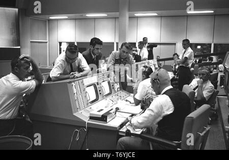 Foto des Flight Directors Konsolen im Mission Control Center (MCC) während der Gemini 5 Flug, Houston, Texas, Eugene F. Kranz, Dr. Christopher C. Kraftpapier Jr, 21. August 1965. Dr. Charles Berry, und Elliot M. sehen. Mit freundlicher Genehmigung der Nationalen Luft- und Raumfahrtbehörde (NASA). () Stockfoto