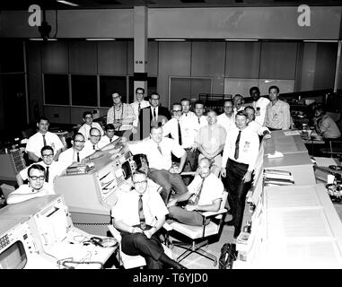 Foto des Mission Control Center Flight Support Team für die Apollo 7 Mission, Houston, Texas, 19. Dezember 1968. Mit freundlicher Genehmigung der Nationalen Luft- und Raumfahrtbehörde (NASA). () Stockfoto