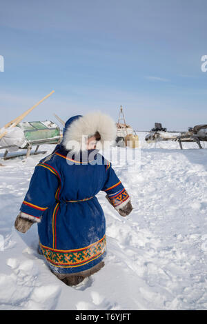 Russland, der Jamal-nenzen Autonome Region, Halbinsel Yamal. Nomadische Hirten Nenzen rentier Camp, junges Kind in traditioneller Kleidung. Stockfoto