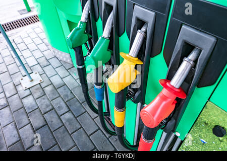 Gas- und Tankstelle. Pistolen für das Tanken an der Tankstelle. Detail einer Zapfsäule verschiedene Farben in Tankstelle. In der Nähe von Einspritzdüse in Öl d Stockfoto