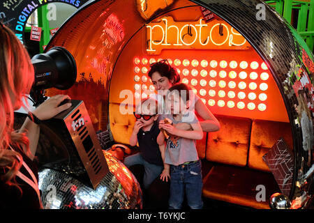 Berlin, Deutschland - 3. Mai 2018: Mitarbeiter des t3n Computer Magazin nimmt eine Promo Foto auf dem Stand eines Besuchers Familie. re:publica ist eine Konferenz Stockfoto