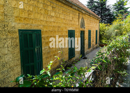 Dies ist eine Erfassung der alten Straßen, die in der El Kamar ein Dorf im Libanon entfernt und Sie können in das Bild der Altstadt zu Fuß aus Steinen mit einem seiner siehe Stockfoto