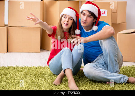 Junge Familie Weihnachten im neuen Haus feiern. Stockfoto