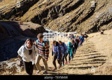 Touristen wandern Sie in die atemberaubende Rainbow Berg auf einem Tagesausflug in Los Andes von Peru Stockfoto