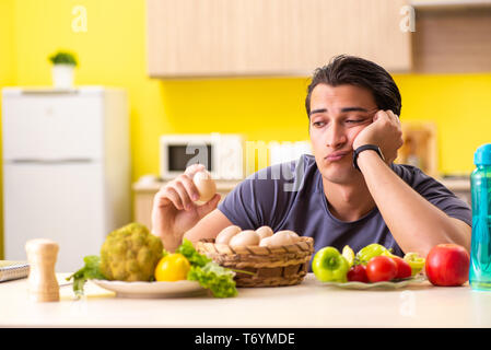 Junger Mann in Diäten und gesunde Ernährung Konzept Stockfoto