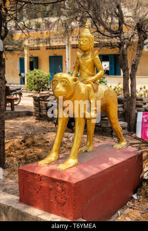 Sihanoukville, Kambodscha - 15. März 2019: phsar Leu an der Volksschule. Closeup Portrait von goldenen Statue des Jahr des Affen, mit buddhistischen Abbildung auf einer Stockfoto