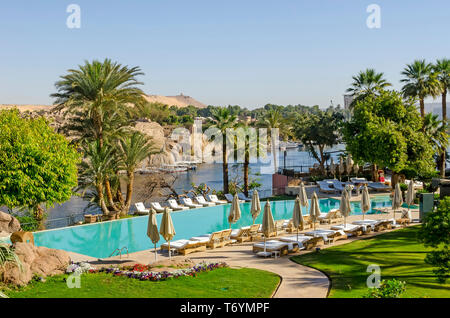 Sofitel Legend Old Cataract Hotelpool mit Blick auf den Nil, Assuan und Ägypten Stockfoto