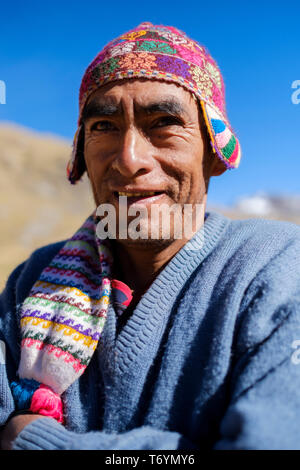 Porträt eines lokalen Peruanischer Führer Tragen eines typischen Alpaka Wolle Hut auf die Wanderung zu den Rainbow Berg, Los Andes, Peru Stockfoto