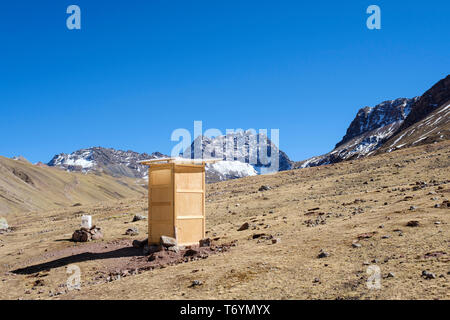 Im freien Toiletten auf dem Weg zum Regenbogen Berg in Los Andes, Peru Stockfoto