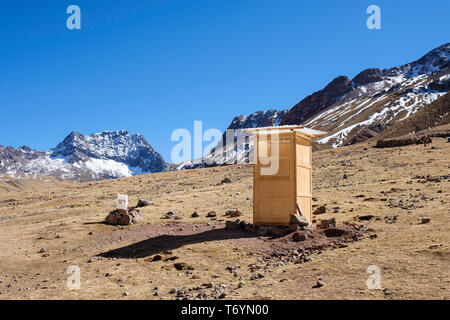 Im freien Toiletten auf dem Weg zum Regenbogen Berg in Los Andes, Peru Stockfoto