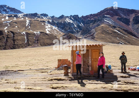 Im freien Toiletten auf dem Weg zum Regenbogen Berg in Los Andes, Peru Stockfoto