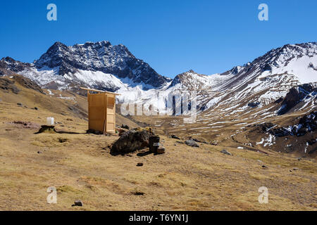 Im freien Toiletten auf dem Weg zum Regenbogen Berg in Los Andes, Peru Stockfoto