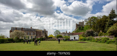 Eine allgemeine Ansicht von Lewes Castle Bowling Gesellschaft, Lewes, East Sussex, Bowling Green seit der Mitte des 17. Jahrhunderts. Stockfoto
