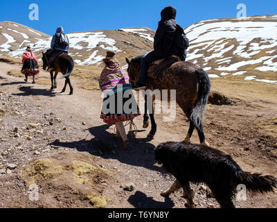 Touristen ein Pferd reiten zu den eindrucksvollen Rainbow Berg in Los Andes von Peru zu erhalten Stockfoto