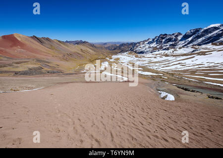 Wunderschöne Regenbogen Berg bei 5200 m (17.100 ft) in Los Andes von Peru Stockfoto